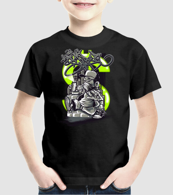 Graffiti model negru pe tricou