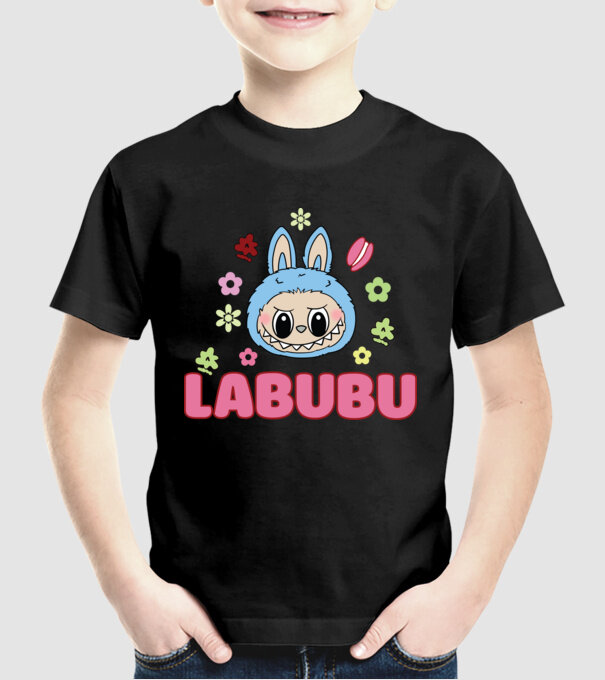 Labubu model negru pe tricou