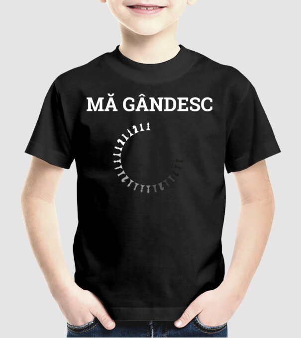Mă gândesc model negru pe tricou
