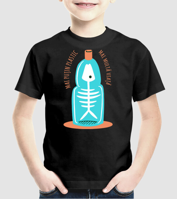 mai puțin plastic, mai multă viață model negru pe tricou