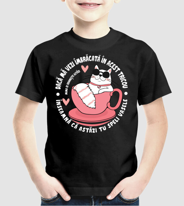 Dacă o vezi îmbrăcată în acest tricou, înseamnă că astăzi tu speli vasele. Mama se odihnește astăzi. model negru pe tricou