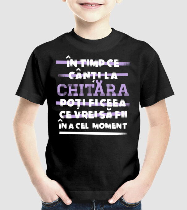 în timp ce cânți la chitară poți fi ceea ce vrei să fii - în acel moment model negru pe tricou