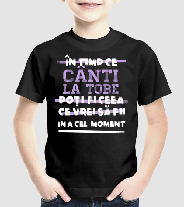 în timp ce cânți la tobe poți fi ceea ce vrei să fii - în acel moment model negru pe tricou