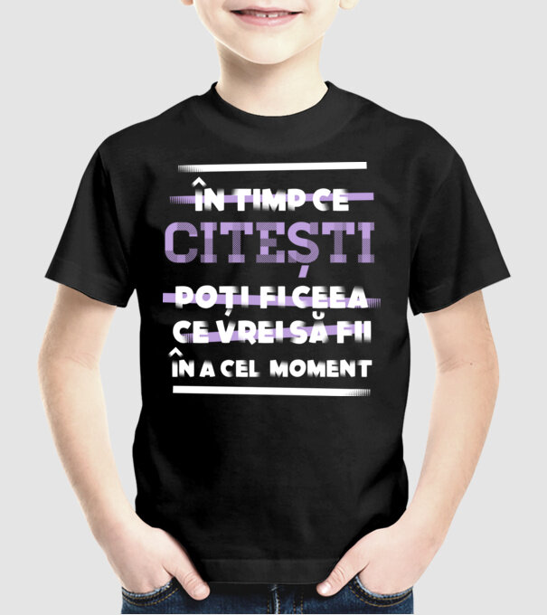 în timp ce citești poți fi ceea ce vrei să fii - în acel moment model negru pe tricou