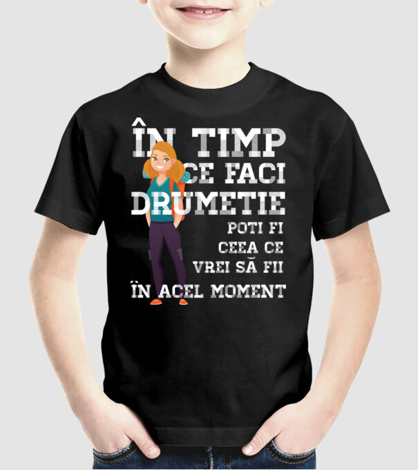 în timp ce faci drumeție poți fi ceea ce vrei să fii - în acel moment model negru pe tricou