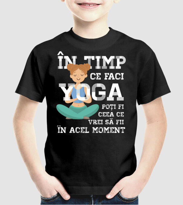 în timp ce faci yoga poți fi ceea ce vrei să fii - în acel moment model negru pe tricou