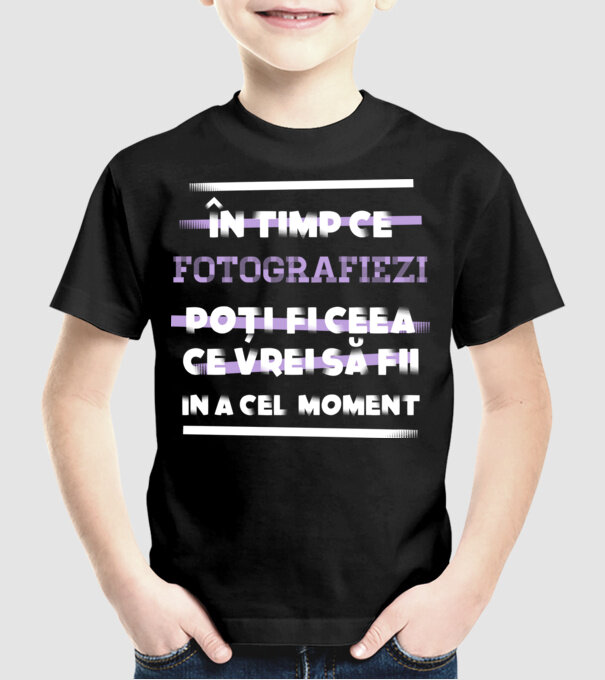 în timp ce fotografiezi poți fi ceea ce vrei să fii - în acel moment model negru pe tricou