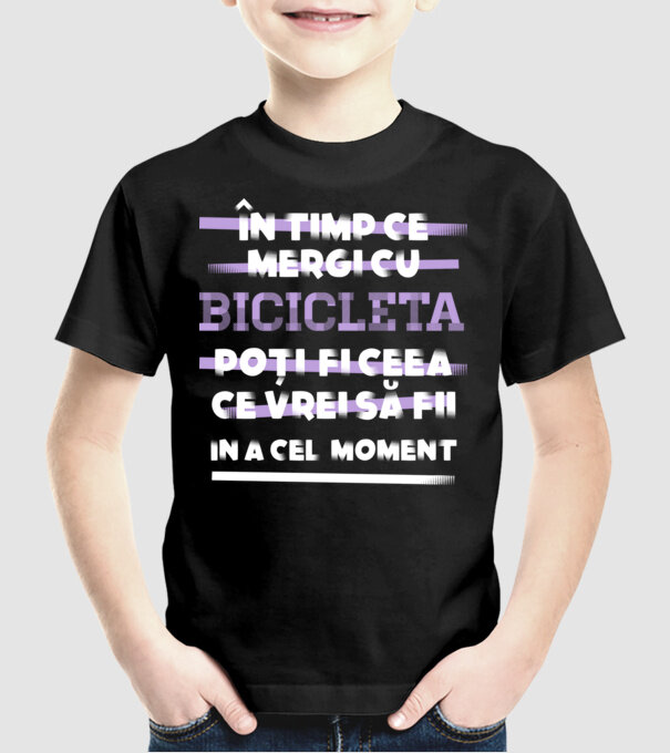 în timp ce mergi cu bicicleta poți fi ceea ce vrei să fii - în acel moment model negru pe tricou