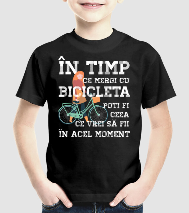 în timp ce mergi cu bicicleta poți fi ceea ce vrei să fii - în acel moment model negru pe tricou