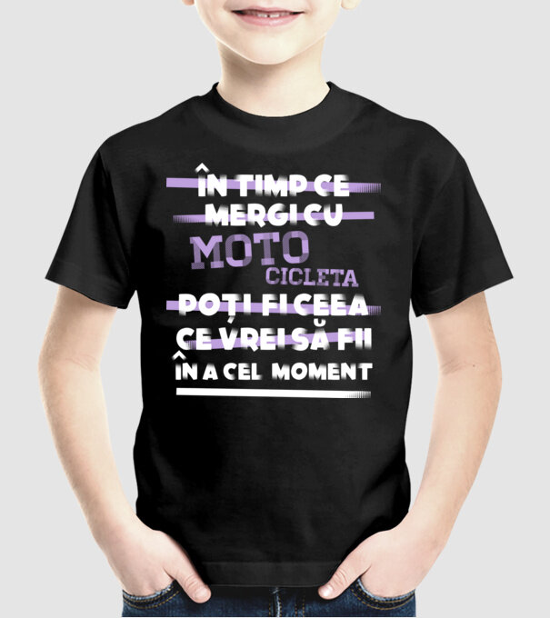 în timp ce mergi cu motocicleta poți fi ceea ce vrei să fii - în acel moment model negru pe tricou