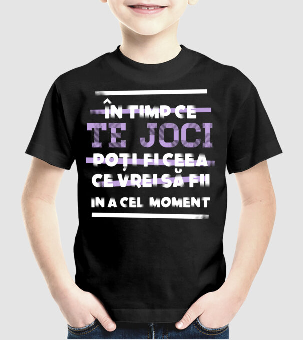 în timp ce te joci poți fi ceea ce vrei să fii - în acel moment model negru pe tricou
