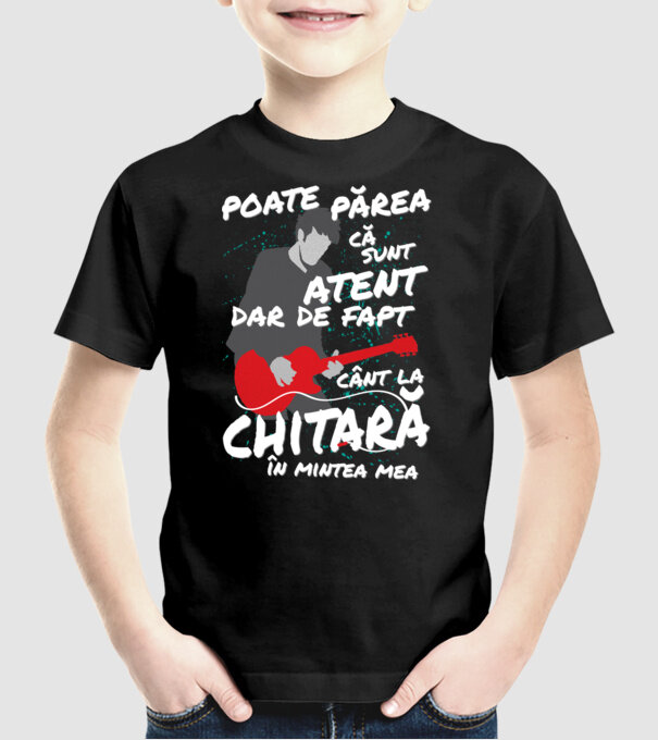 poate părea că sunt atent, dar de fapt cânt la chitară în mintea mea model negru pe tricou