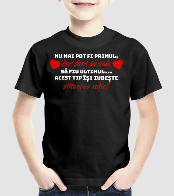 Nu mai pot fi primul dar sunt pe cale să fiu ultimul.. Acest tip își iubește viitoarea soție model negru pe tricou