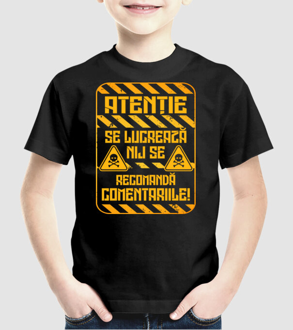 Nu se recomandă comentariile model negru pe tricou