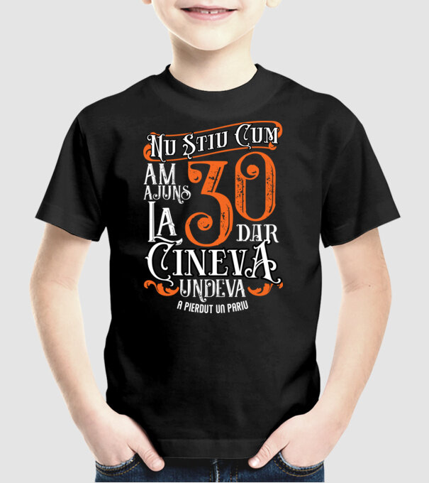 Nu știu cum am ajuns la 30, dar cineva, undeva, a pierdut un pariu model negru pe tricou