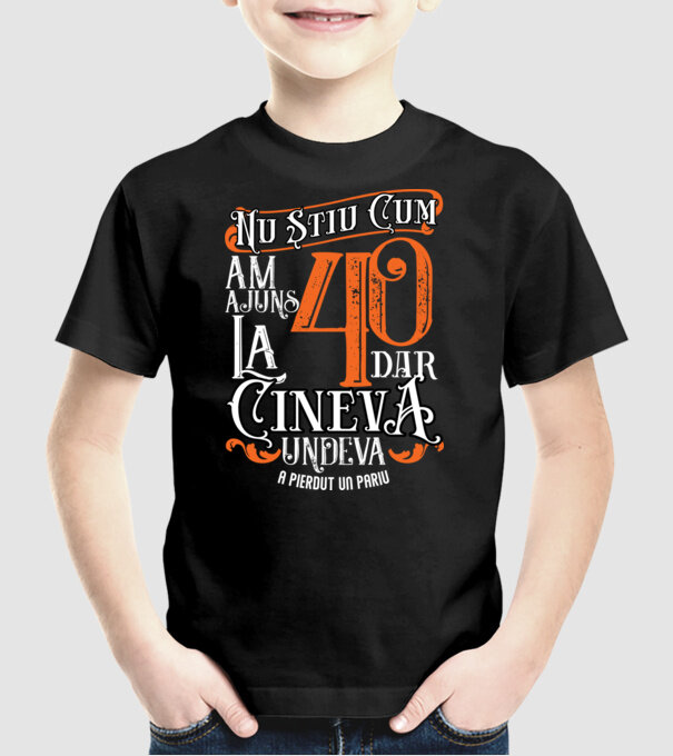Nu știu cum am ajuns la 40, dar cineva, undeva, a pierdut un pariu model negru pe tricou
