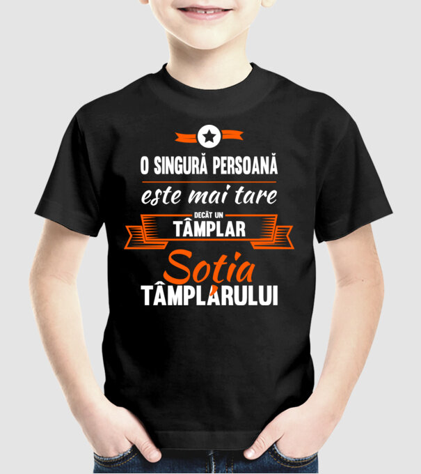 O singură persoană este mai tare decât un tâmplar, soția tâmplarului model negru pe tricou