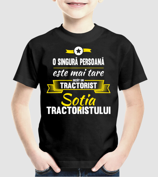 O singură persoană este mai tare decât un tractorist, soția tractoristului model negru pe tricou