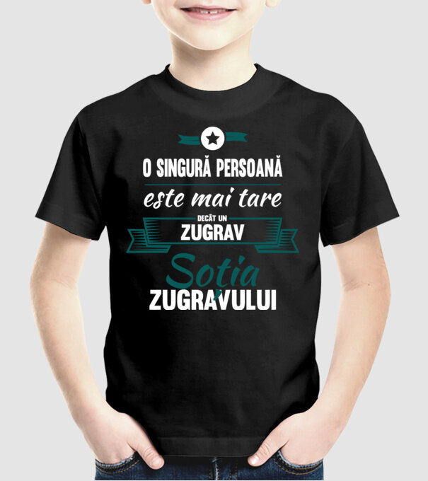 O singură persoană este mai tare decât un zugrav, soția zugravului model negru pe tricou