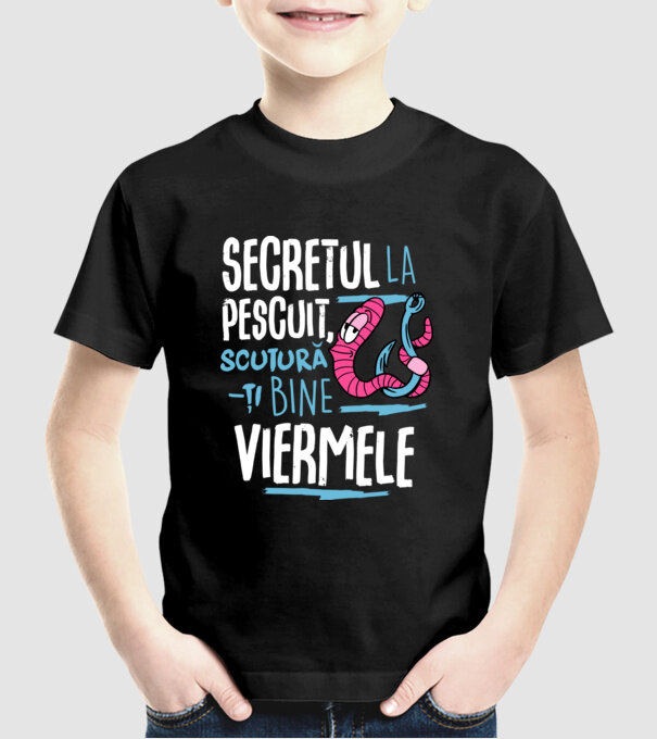 Secretul la pescuit scutură-ți bine viermele model negru pe tricou