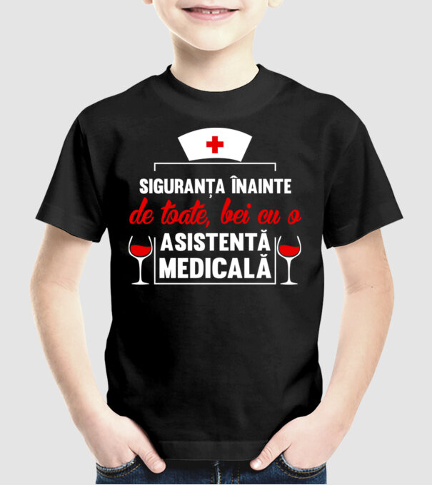 Siguranța înainte de toate, bei cu o asistentă medicală model negru pe tricou