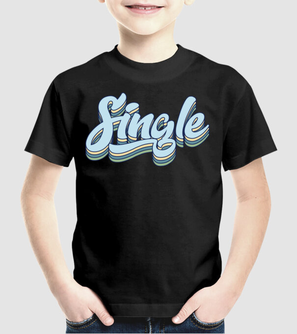 single model negru pe tricou