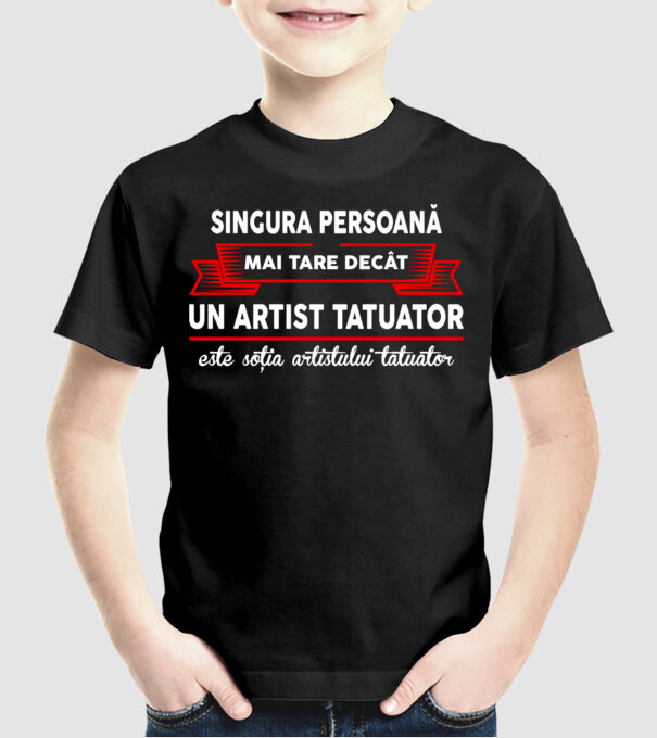 singura persoană mai tare decât un artist tatuator este soția artistului tatuator model negru pe tricou