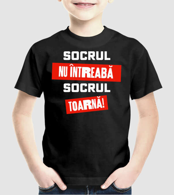 Socrul nu întreabă, socrul toarnă! model negru pe tricou