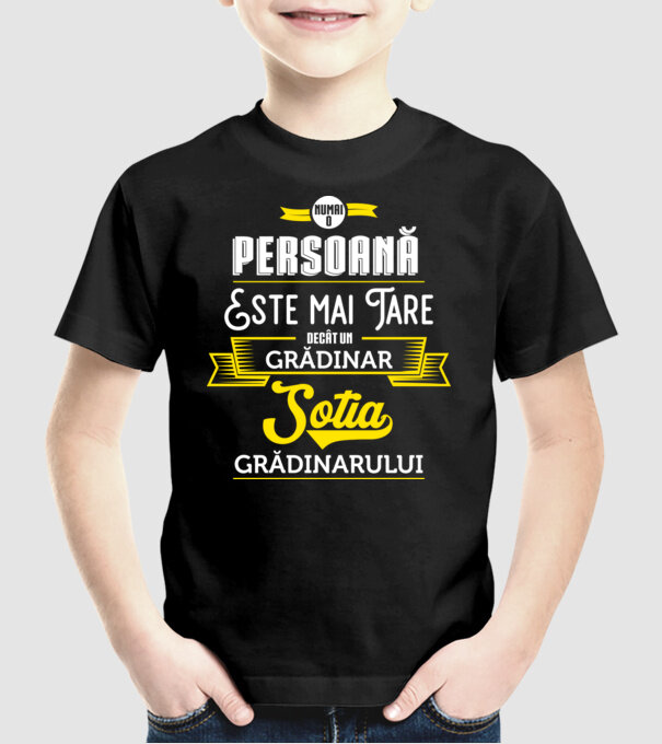 numai o persoană este mai tare decât un grădinar, soția grădinarului model negru pe tricou