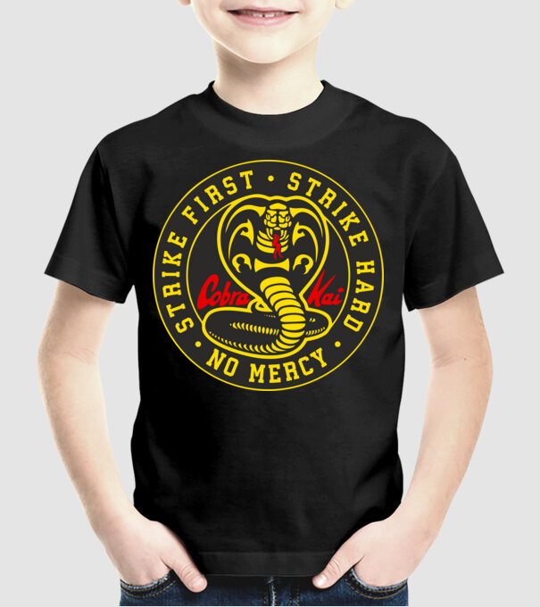 Strike first strike hard cobra kai model negru pe tricou