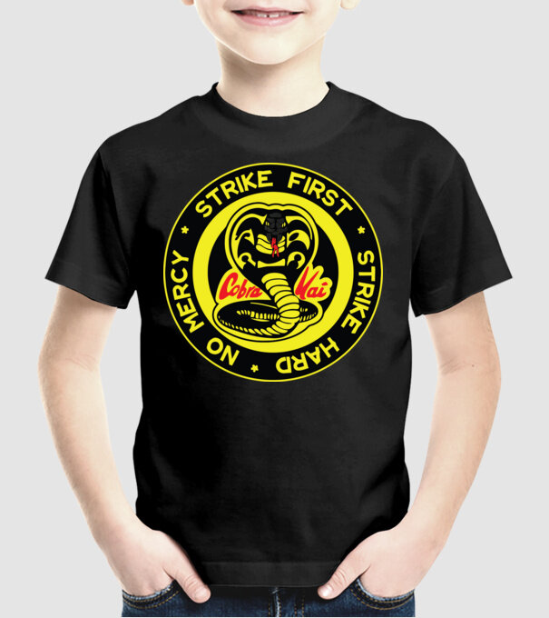 Strike first strike hard logo model negru pe tricou