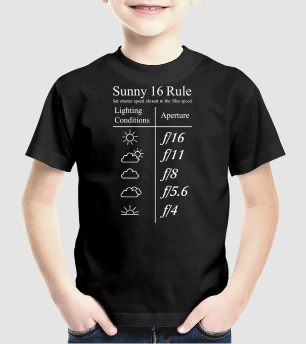 Sunny 16 Rule model negru pe tricou