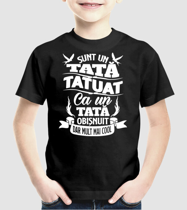 Sunt un tată tatuat, ca un tată normal, dar mult mai cool 02 model negru pe tricou