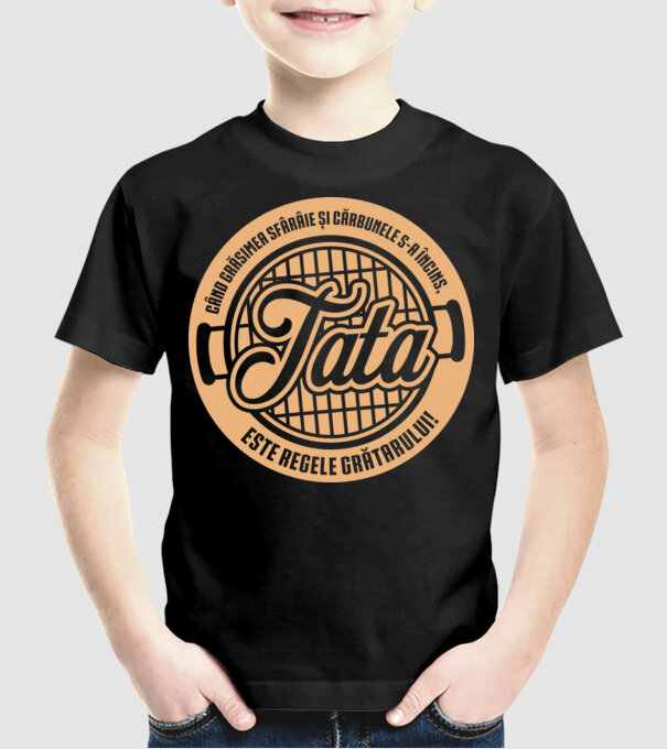 Când grăsimea sfârâie și cărbunele s-a încins, tata este regele grătarului! model negru pe tricou