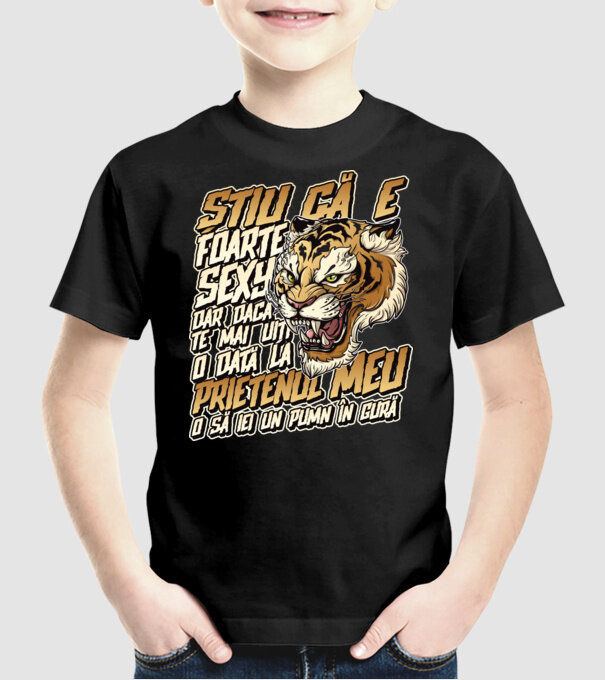 Știu că e foarte sexy, dar dacă te mai uiți o dată la prietenul meu, o să iei un pumn în gură model negru pe tricou