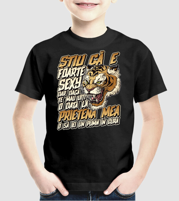 Știu că e foarte sexy, dar dacă te mai uiți o dată la prietena mea, o să iei un pumn în gură model negru pe tricou