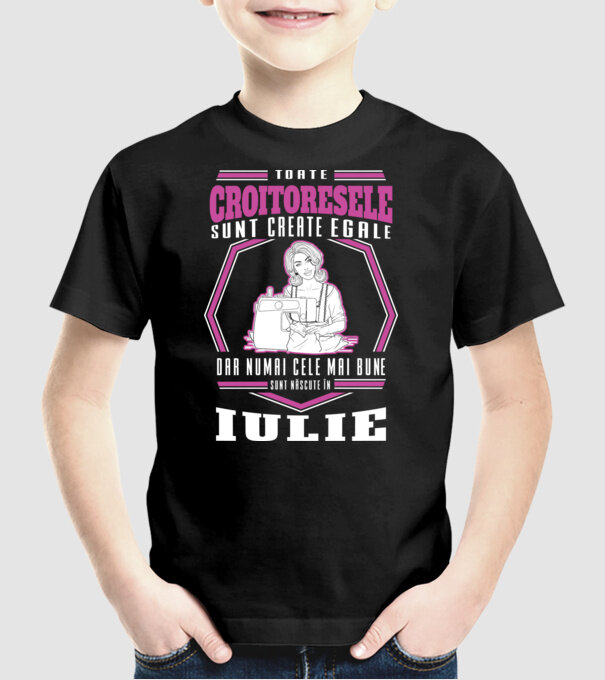 Toate croitoresele iulie model negru pe tricou