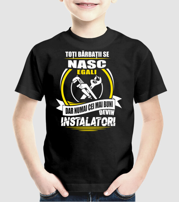 Toți bărbații se nasc egali instalatori model negru pe tricou