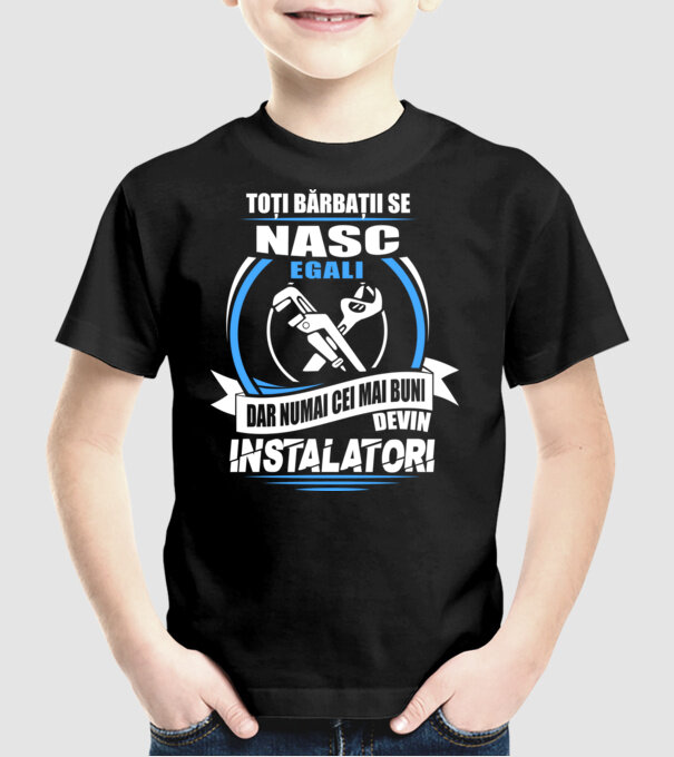 Toți bărbații se nasc egali instalatori model negru pe tricou