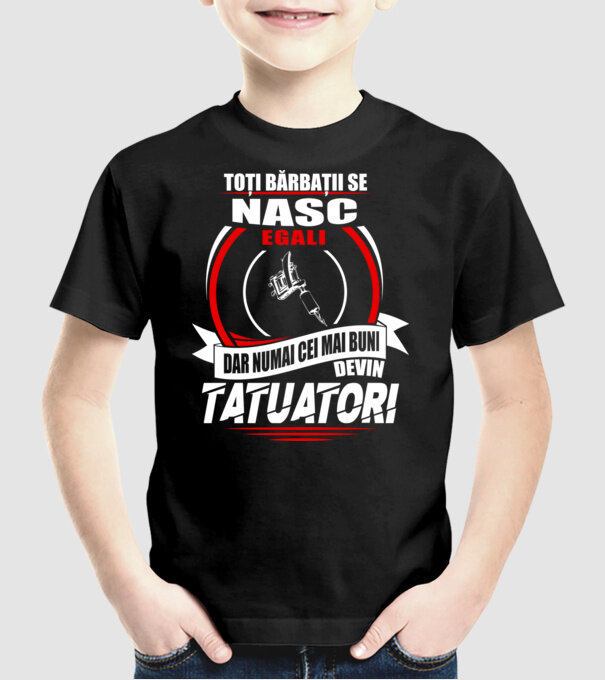 Toți bărbații se nasc egali tatuatori model negru pe tricou