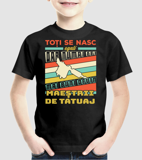 toți se nasc egali, dar numai cei mai buni devin maeștrii de tatuaj model negru pe tricou