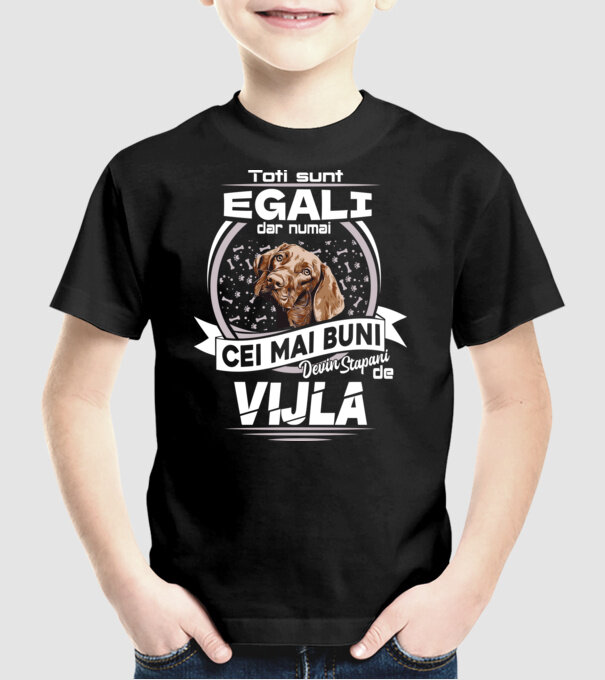 Toți sunt egali, dar numai cei mai buni devin stăpâni de vijla lght model negru pe tricou