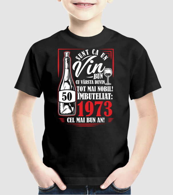 Un Vin Bun 1975 - Negru model negru pe tricou