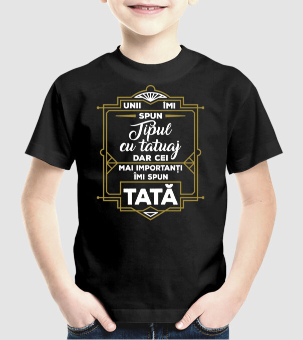 Unii îmi spun tipul cu tatuaj, dar cei mai importanți îmi spun tată model negru pe tricou