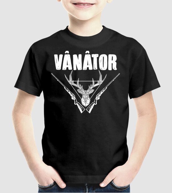 vânător model negru pe tricou