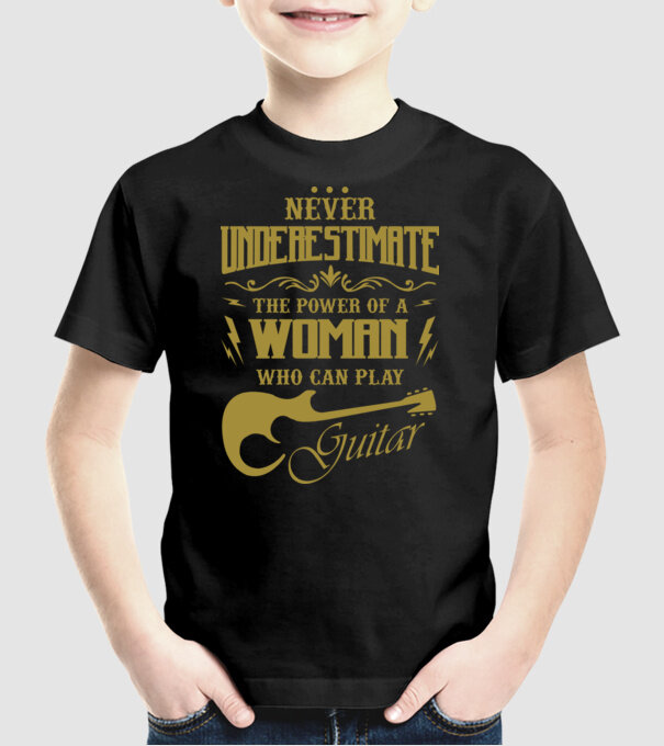 Femeia chitaristă model negru pe tricou