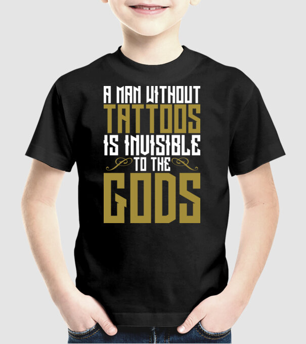 A man without tattoos is invisible to the gods model negru pe tricou