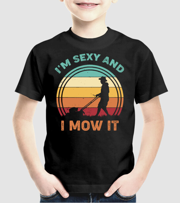 I'm sexy and i mow it model negru pe tricou