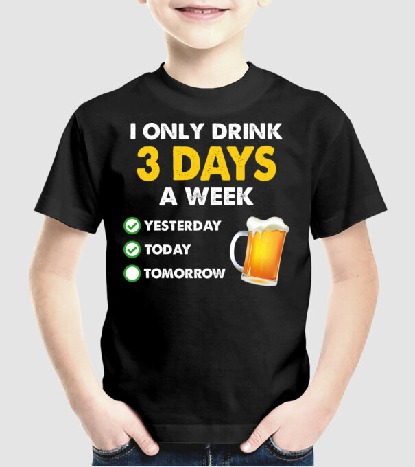 I only drink 3 days a week model negru pe tricou