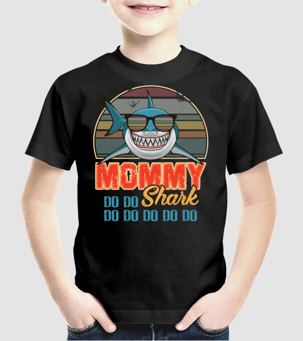 Mommy Shark model negru pe tricou
